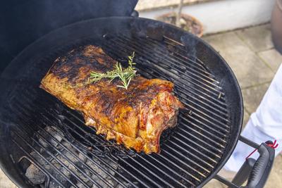 Lammr?cken, Osterbraten auf dem Kugelgrill. // 01.04.2024, M?nsingen, Baden-W?rttemberg, Deutschland, Europa *** Rack of-stock-foto