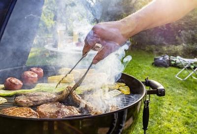 DEU, Deutschland, M?nsingen, Baden-W?rttemberg, 24.08.2019: Grillfest im Garten. Auf dem Rost liegen Steaks vom Rind, La-stock-foto