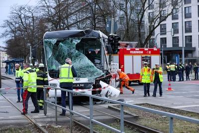 Schwerer Unfall in M?nchen-stock-foto