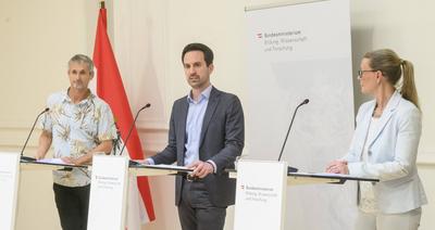 20250310 Pressekonferenhz des Bildungsministers zum Thema Handyfreie Zonen in Schulen-stock-foto
