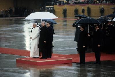 Bundespr?sident Karl Carstens (Deutschland/CDU) zusammen mit Papst Johannes Paul II. (Polen) auf Schloss Augustusburg a-stock-foto
