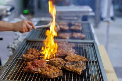 Schweinenackenkotletts verbrennen auf einem Grill. Muenchen Deutschland *** Pork neck chops burn on a grill Munich Germa-stock-foto