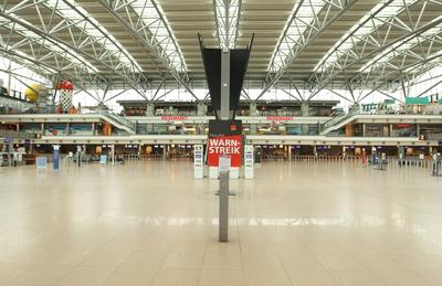 Nahezu menschenleeres Terminal 1 im Airport Hamburg w?hrend des Warnstreiks der Besch?ftigten am Hamburger Flughafen, di-stock-foto