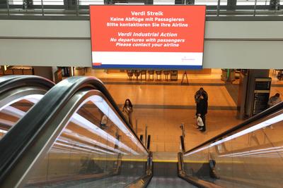 Auf einer digitalen Werbetafel im Ankunftsbereich im Terminal 1 im Airport Hamburg wird auf den Warnstreik der Besch?fti-stock-foto