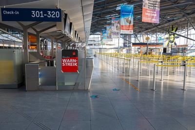Ganzt?giger ver.di Warnstreik im Flughafen K?ln Bonn 10.03.2025-stock-foto