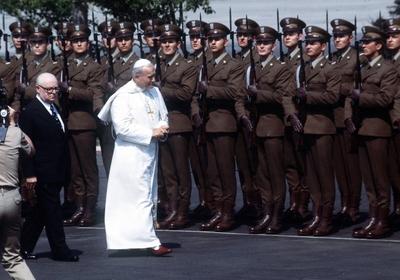 Papst Johannes Paul II. (POL) wird mit milit?rischen Ehren begr??t anl?sslich seines Besuchs in Krakau-stock-photo