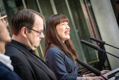 Heidi Reichinnek, Bundesvorsitzende und Fraktionsvorsitzende Die Linke, gibt im Deutschen Bundestag (Paul-L?be-Haus) ein Statement zur geplanten Grundgesetz?nderung zur Reform der Schuldenbremse ab und k?ndigt eine dagegen Klage an - mit ihrem Co-Frakt-stock-foto