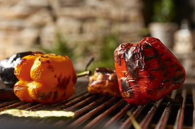 Gegrillte Paprikas Rote und gelbe Paprikas auf dem Grill. Essen *** Grilled Peppers red and Yellow Peppers at the Grill-stock-foto