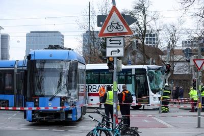 Schwerer Unfall in M?nchen-stock-foto