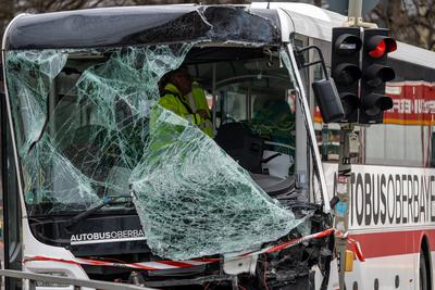 Munich, Bavaria, Germany - March 10, 2025: Serious traffic accident in Munich, a coach and a streetcar collided. The dam-stock-foto