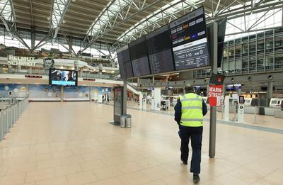 Nahezu menschenleeres Terminal 2 im Airport Hamburg w?hrend des Warnstreiks der Besch?ftigten am Hamburger Flughafen, di-stock-foto