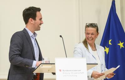 20250310 Pressekonferenhz des Bildungsministers zum Thema Handyfreie Zonen in Schulen-stock-foto