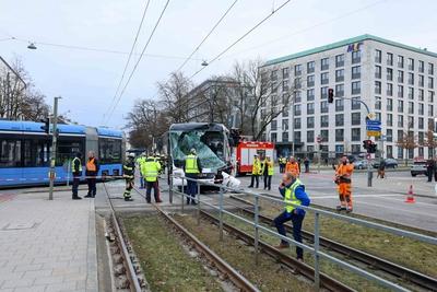 Schwerer Unfall in M?nchen-stock-foto