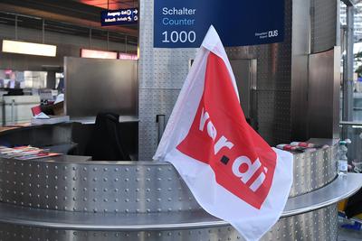 Warnstreiks der Besch?ftigten im Luftsicherheitsbereich-stock-foto