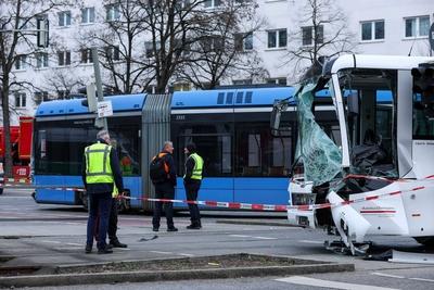 Schwerer Unfall in M?nchen-stock-foto