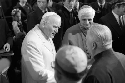 Papst Johannes Paul II. (li., POL) und Joseph Kardinal Ratzinger (2.v.re., GER/Erzbischof von M?nchen und Freising) anl-stock-photo