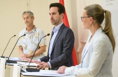 20250310 Pressekonferenhz des Bildungsministers zum Thema Handyfreie Zonen in Schulen-stock-foto