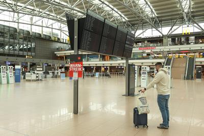 Nahezu menschenleeres Terminal 1 im Airport Hamburg w?hrend des Warnstreiks der Besch?ftigten am Hamburger Flughafen, di-stock-foto