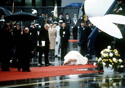Papst Johannes Paul II. (POL) k?sst nach seiner Landung in K?ln den Boden-stock-photo