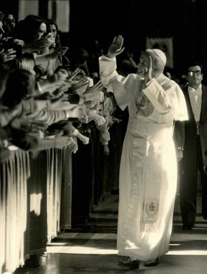 Karol Wojtyla, Pope John Paul II greeting the faithfuls, Vatican City 1980s PUBLICATIONxNOTxINxITA-stock-foto