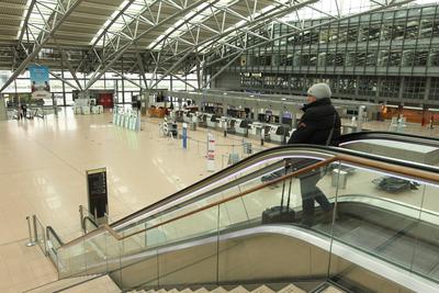 Nahezu menschenleeres Terminal 1 im Airport Hamburg w?hrend des Warnstreiks der Besch?ftigten am Hamburger Flughafen, di-stock-foto