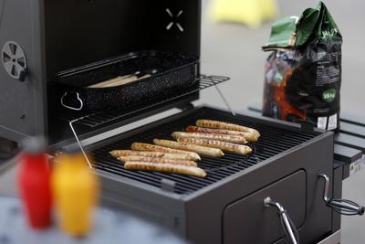 Grillw?rste liegen auf einem Kohlegrill. Im Vordergrund Ketchup und Senf. (Themenbild, Symbolbild) K?ln, 25.07.2023 NRW-stock-foto