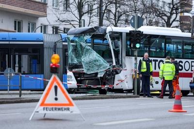 Schwerer Unfall in M?nchen-stock-foto