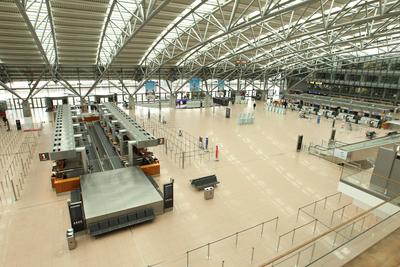 Nahezu menschenleeres Terminal 1 im Airport Hamburg w?hrend des Warnstreiks der Besch?ftigten am Hamburger Flughafen, di-stock-foto