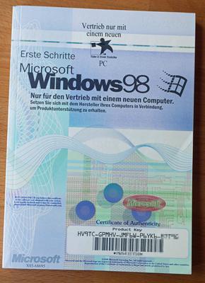 Handbuch aus den 1990er Jahren für das Betriebssystem Microsoft Windows 98. *** Manual from the 1990s for the operating-stock-foto