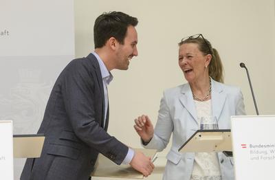 20250310 Pressekonferenhz des Bildungsministers zum Thema Handyfreie Zonen in Schulen-stock-foto