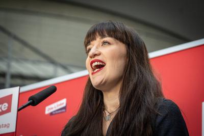 Heidi Reichinnek, Bundesvorsitzende und Fraktionsvorsitzende Die Linke, gibt im Deutschen Bundestag (Paul-L?be-Haus) ein Statement zur geplanten Grundgesetz?nderung zur Reform der Schuldenbremse ab und k?ndigt eine dagegen Klage an-stock-foto