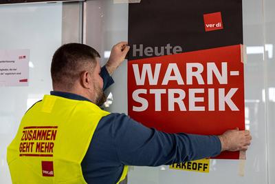 Ganzt?giger ver.di Warnstreik im Flughafen K?ln Bonn 10.03.2025-stock-foto