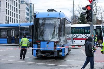 Schwerer Unfall in M?nchen-stock-foto