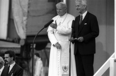 Bundespr?sident Richard von Weizs?cker (R, Deutschland/CDU) begr??t Papst Johannes Paul II. nach dessen Ankunft auf dem-stock-photo