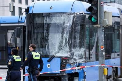 Schwerer Unfall in M?nchen-stock-foto