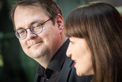 Heidi Reichinnek, Bundesvorsitzende und Fraktionsvorsitzende Die Linke, gibt im Deutschen Bundestag (Paul-L?be-Haus) ein Statement zur geplanten Grundgesetz?nderung zur Reform der Schuldenbremse ab und k?ndigt eine dagegen Klage an - mit ihrem Co-Frakt-stock-foto