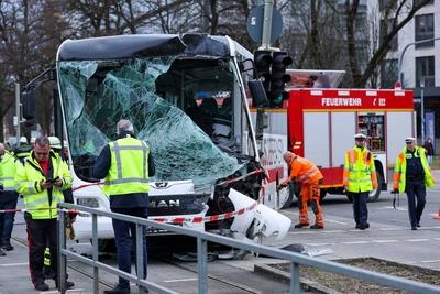 Schwerer Unfall in M?nchen-stock-foto