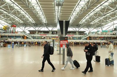 Nahezu menschenleeres Terminal 1 im Airport Hamburg w?hrend des Warnstreiks der Besch?ftigten am Hamburger Flughafen, di-stock-foto