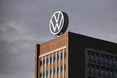Wolfsburg, Niedersachsen, Deutschland, 05.12.2024: VW-Werk: Logo *** Wolfsburg, Lower Saxony, Germany, 05 12 2024 VW pla-stock-foto
