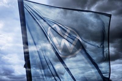 FOTOMONTAGE, VW-Zeichen auf der Fahne eines Autoh?ndlers vor dunklem Himmel, Symbolfoto VW-Krise *** PHOTOMONTAGE, VW si-stock-photo