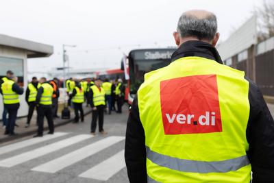 Zweit?giger ver.di Warnstreik bei Bus und Bahn in Bonn 11.03.2025-stock-foto