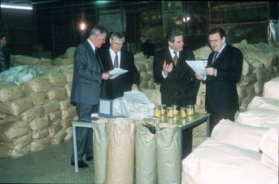 v.l.: Dr. P. Busse, O. Schily, J. Gauck, G. Schr?der im Zentralarchiv des Ministeriums f?r Staatssicherheit 01/00 urb M-stock-foto