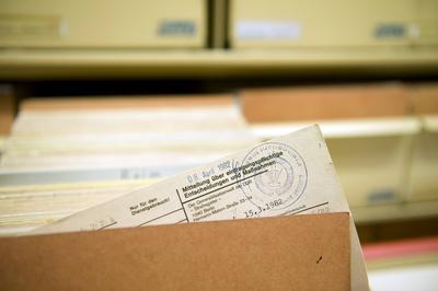 Stasi Archive DEU, Deutschland, Germany, Berlin, 07.10.2009 Karteikarte im Karteisaal im Stasi-Unterlagen Archiv im Hau-stock-foto