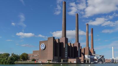 Blick auf die Produktionsst?tte der Volkswagen-Zentrale in Wolfsburg mit vw-Logo auf dem Werk-stock-photo