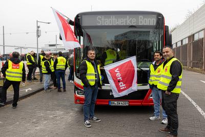 Zweit?giger ver.di Warnstreik bei Bus und Bahn in Bonn 11.03.2025-stock-foto