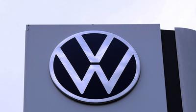 06.09.2024. Deutschland, NRW, Autohersteller, Volkswagen, VW Logo auf einem Aufsteller - in dem Logo spiegelt sich eine-stock-foto