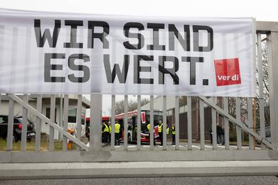 Zweit?giger ver.di Warnstreik bei Bus und Bahn in Bonn 11.03.2025-stock-foto