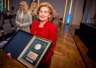 Holocaust-?berlebende und Zeitzeugi Eva Szepesi-stock-foto