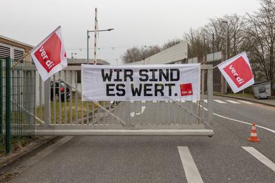Zweit?giger ver.di Warnstreik bei Bus und Bahn in Bonn 11.03.2025-stock-foto
