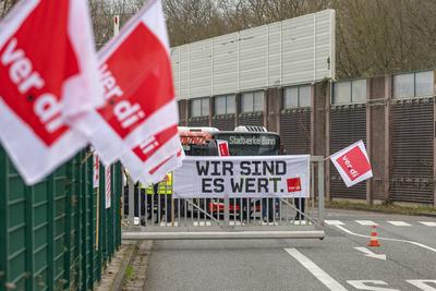 Zweit?giger ver.di Warnstreik bei Bus und Bahn in Bonn 11.03.2025-stock-foto